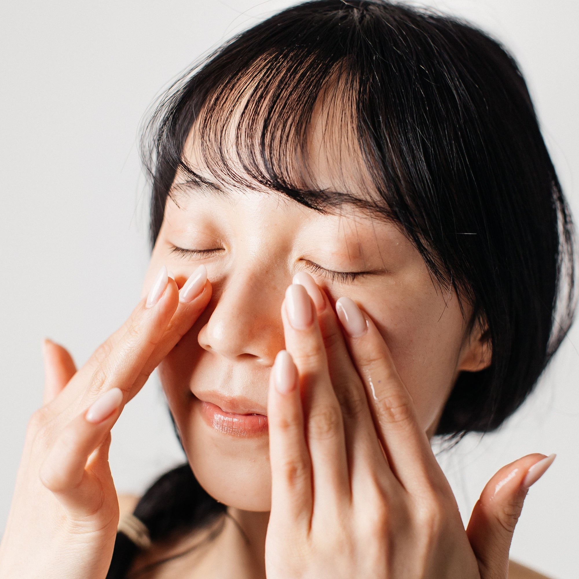 C+CICA C-BERRICA GLASSY SKIN LIFT LIFEFORCE ESSENCE - supreme look. (50ml)