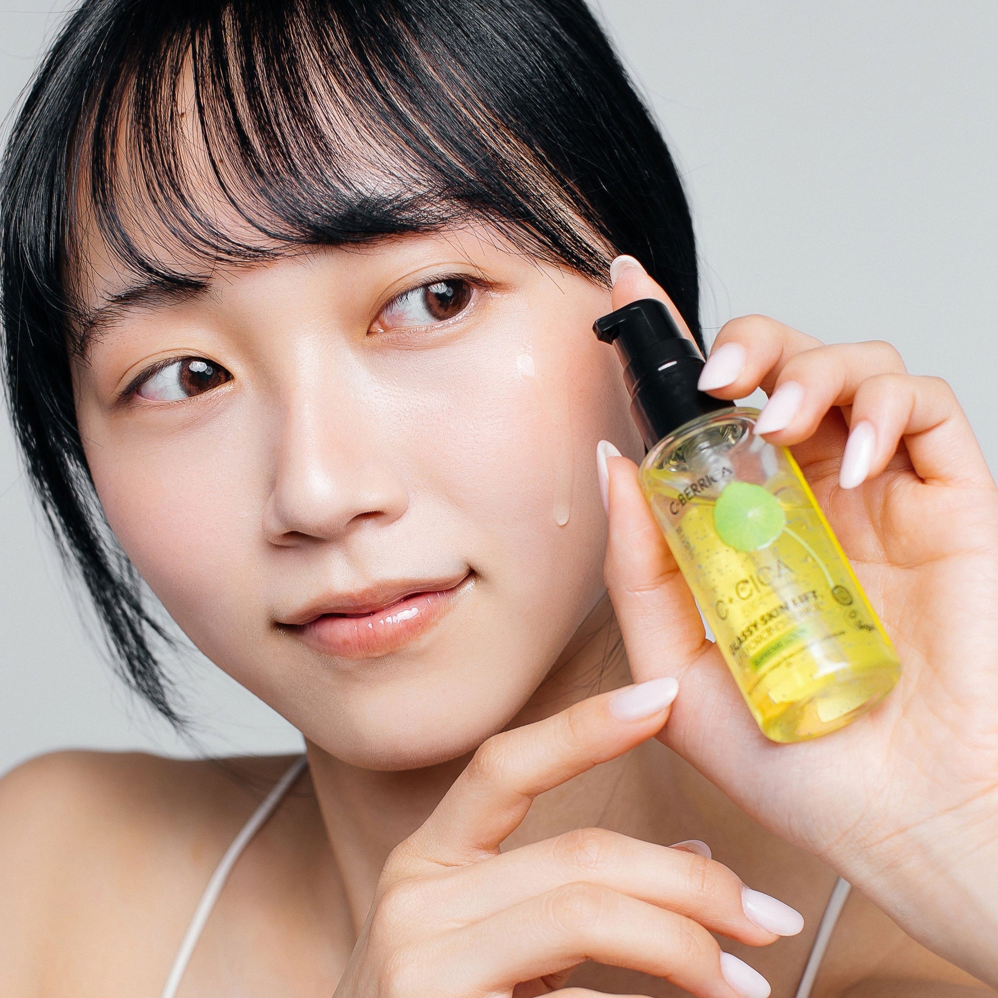 C+CICA C-BERRICA GLASSY SKIN LIFT LIFEFORCE ESSENCE - supreme look. (50ml)