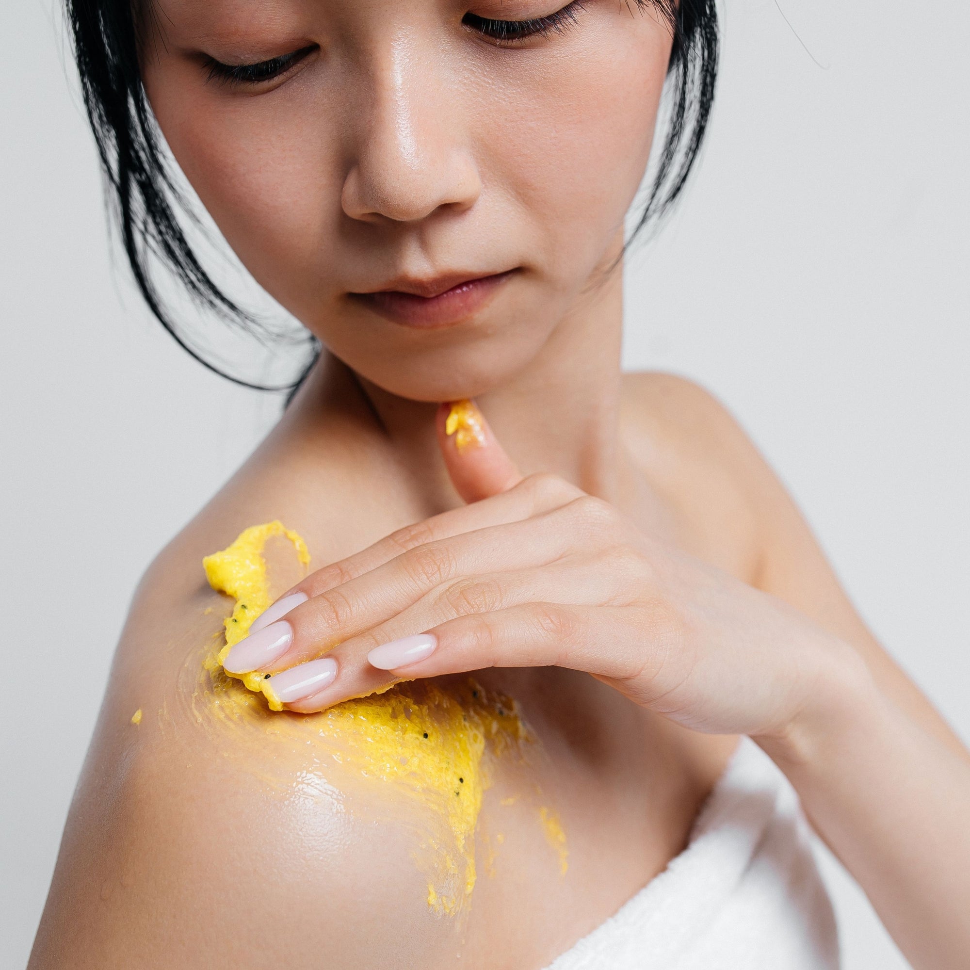 C+CICA C-BERRICA C-ENERGY BOOST SKIN BRIGHTENING BODY SCRUB - feeling of freshness. (200ml)