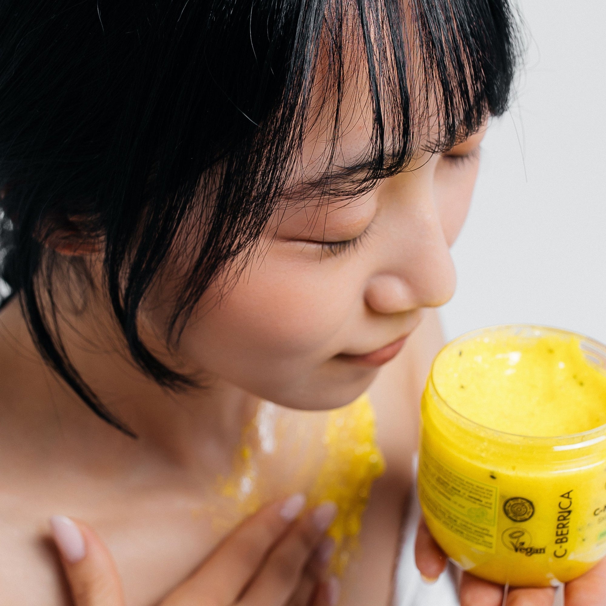 C+CICA C-BERRICA C-ENERGY BOOST SKIN BRIGHTENING BODY SCRUB - feeling of freshness. (200ml)